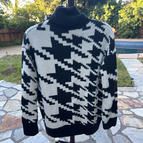 H&M winter sweater. Super cute and warm. Size XS oversized. - Picture 2 of 3